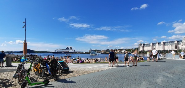 무더위에 더위를 식히기 위해 오슬로 오페라하우스 인근 피오르드 해변을 찾은 피서객. [이철규 북유럽특파원]