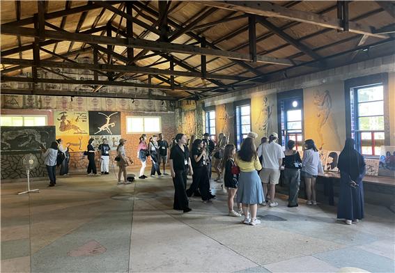 장파리 옛 미군클럽 라스트찬스의 내부모습.