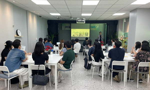프로그램을 경청하는 청춘톡톡 참여 청년들.