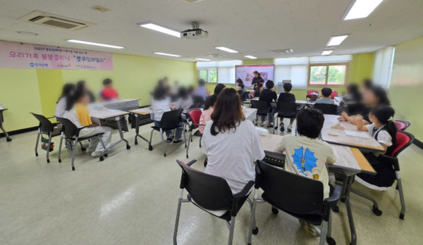  고양시문촌7종합사회복지관  프로그램의 일환인 ‘엄마랑 나랑 쿠킹데이트’를 진행되고 있다..