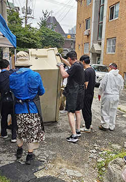  행주동 지역사회보장협의체가 주거환경 개선 사업 ‘사랑의 보금자리’를 진행하고 있다.