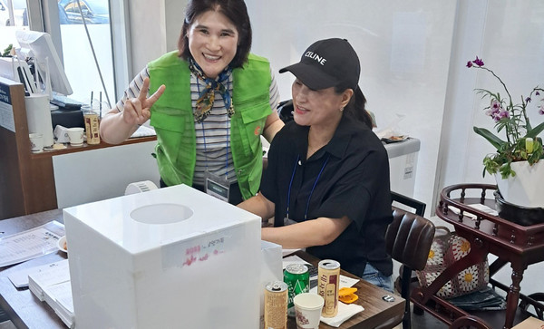 회원들이 호프데이 행사를 진행하며 환하게 웃고 있다.