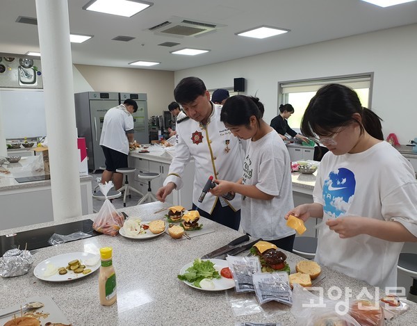 수료식 전 김호경 서정대학교 호텔외식조리과 전임교수 지도로 직접 키운 토마토를 이용해 햄버거 만들기 실습을 했다.