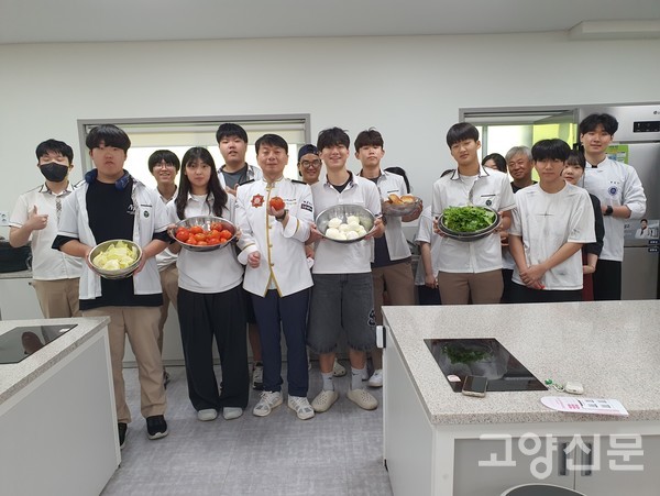 햄버거 만들기 실습을 한 학생들이 기념사진을 찍었다.