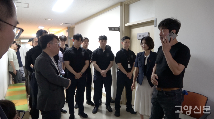 가장 먼저 회의장을 나와 주민들에게 '조건부 승인' 결과를 알린 김민숙 시의원(오른쪽 두 번째).