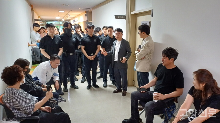 임홍열 의원이 병원으로 이송됐음에도 회의는 재개됐고, 주민들은 초조하게 회의 결과를 기다렸다. 