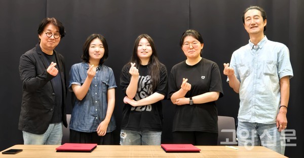 김신 중부대 만화애니메이션학과 교수(사진 왼쪽)와 최봉락 엠씨씨월드 대표(사진 오른쪽), 그리고 중부대 만화애니메이션학과 학생들(가운데)이 지난 16일 3자 업무협약(MOU) 후 환한 표정으로 기념 촬영하고 있다.