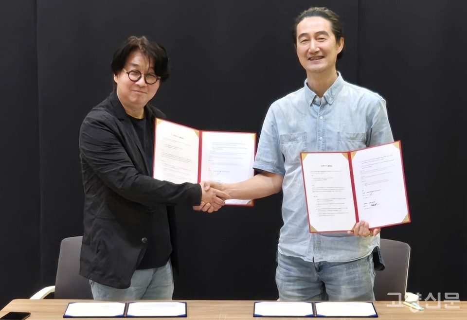 김신 교수(왼쪽)와 최봉락 대표(오른쪽)는 콘텐츠 도시인 고양시의 웹툰 산업 도약을 위해 중부대·MCC월드·웹툰협회 3자협력 업무협약(MOU)을 지난 16일 맺었다.