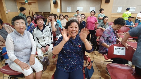 한궁대회에 참석한 회원들이 선수들의 활약에 응원을 보냈다.