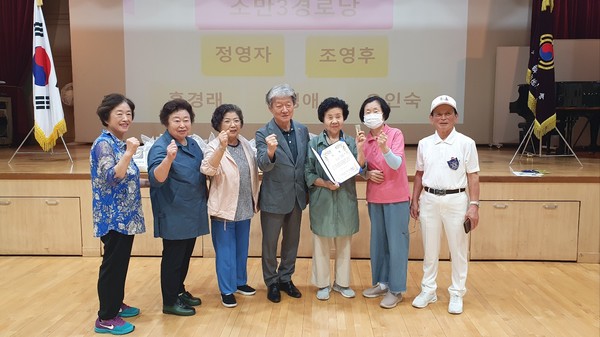  장도영 지회장과 우승자들이 기념촬영을 했다.