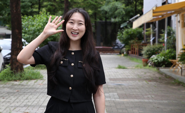 유아 영어 특별 강사이자 유아-중등생에게 수학을 가르치는 이경민씨. 웃음이 밝고 환하다.