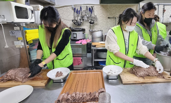 문촌마을에서 어려운 이웃을 위한 쌀국수 나눔에 동참한 이경민씨(오른쪽 두 번째).