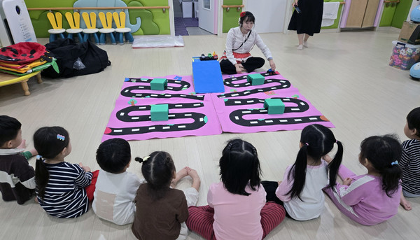 유아들에게 재밌게 영어를 가르치는 이경민씨.  유초중등 수학도 교육하고 있다. 