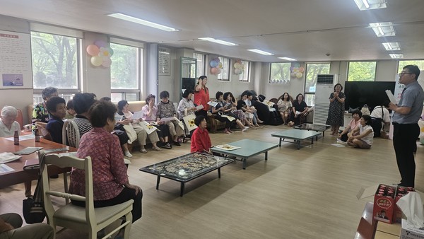 무더위에 어떻게 건강을 지킬 수 있는 방법에 대해 듣고 있는 어르신들 