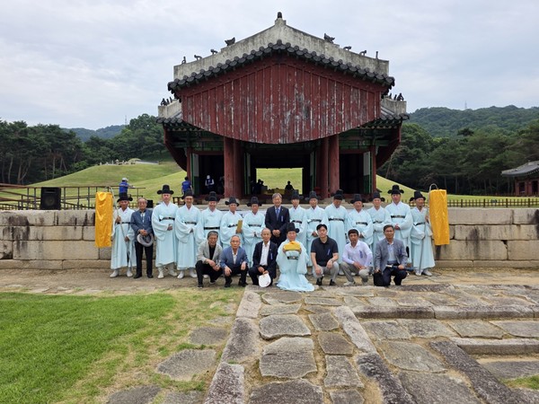 명릉제향 봉행 후 참가자들이 단체사진을 찍었다. [사진제공=이철수]