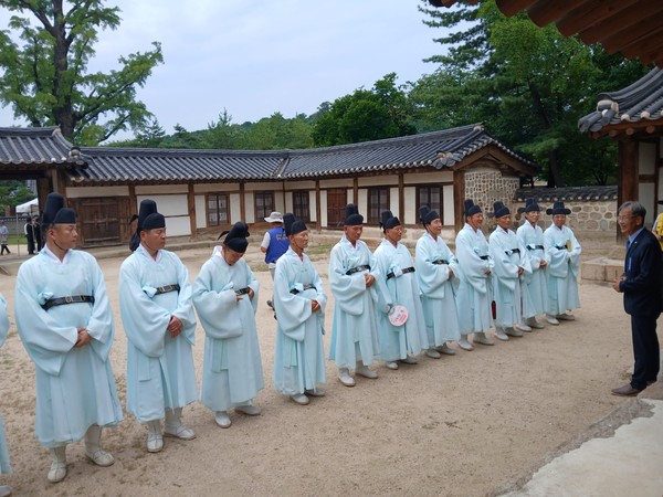 제향을 위해 제실에 모여 설명을 듣는 모습. [사진제공=이철수]