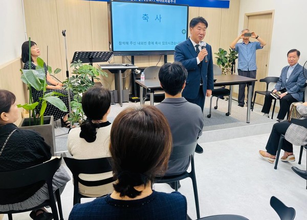 이기헌 국회의원이  ‘응원봉이 지킨 헌법, 그리고 미래’ 출판기념회에 참석해 축사를 하고 있다