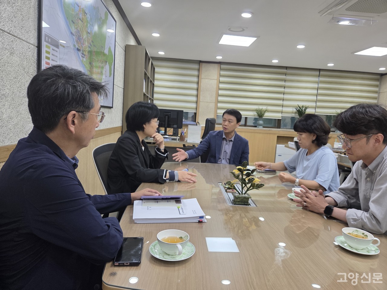 16일 도시계획위원회가 종료된 후, 최규진 당대표를 비롯해 이해림, 최성원 의원이 이정화 고양시 제2부시장을 찾아 식사동 데이터센터 개발행위허가 안건심의를 강행한 것에 대해 항의하고 있다.