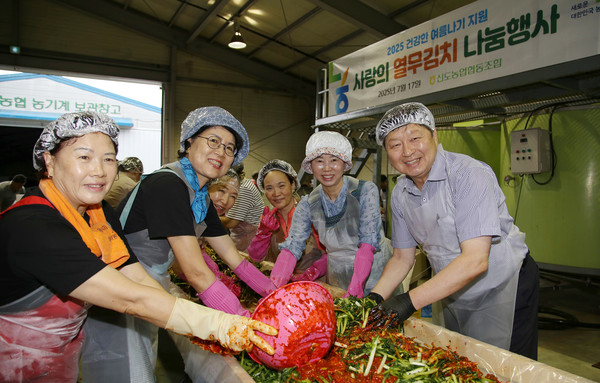 신도봉사단과 홍성규 조합장이 김치를 버무리고 있다.
