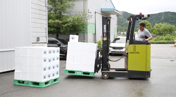 원동휘 한국후계농업경영인 회장이자 신도농협 이사도 이날 참여해 지게차를 움직이며 일손을 보탰다.