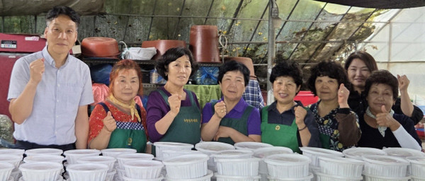  고양동 새마을부녀회가 저소득층 가구에 삼계탕과 김치를 전달하는 ‘사랑의 나눔’을 펼쳤다.
