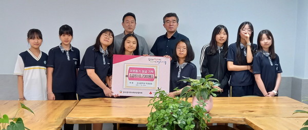   성사중학교 학생들이 창업장터 운영으로 마련한 수익금 61만730원 전액을 성사1동에 기부했다.