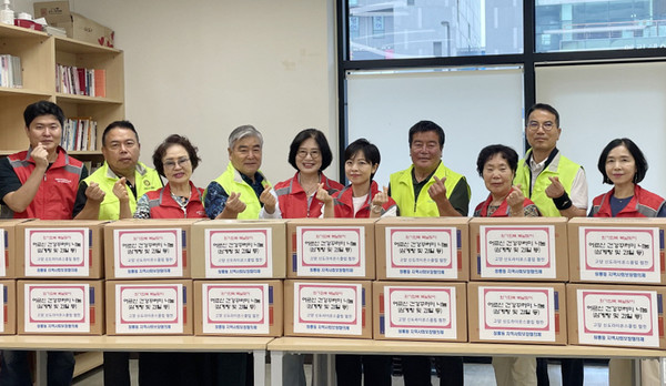 창릉동 지역사회보장협의체가 ‘복날 맞이 어르신 건강꾸러미 나눔’을 진행했다. 