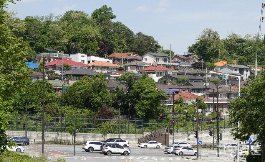 신원동에서 통일로 옛 구간으로 숫돌고개를 넘어오면 삼송주택 지붕들이 한눈에 들어온다. 50여 년 전 바로 이 풍경을 연출하고자 이곳에 마을을 조성했다. 