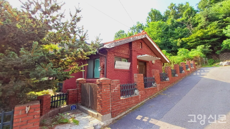 공무원주택 건설 당시의 원형을 거의 그대로 지니고 있는 주택.