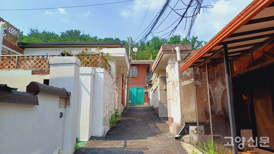 큰길에서 오르막 방향으로 언덕 아래를 파고든 신도용사촌 골목길. 대부분 어느 집 대문으로 마감되는 막다른 길들이다. 