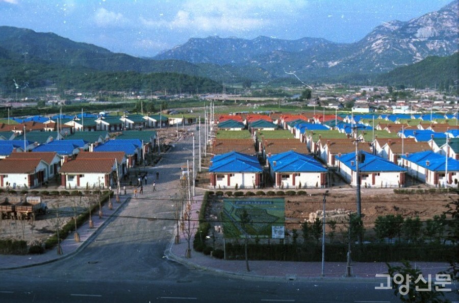 1970년대 후반 서울 은평구 진관내동에 조성된 한양주택. 뒤편으로 보이는 다리는 서울 은평구와 고양시 지축동을 잇는 지축교다. 주민들이 보존을 원했던 한양주택은 은평뉴타운 개발 과정에서 사라졌다. [서울시 아카이브자료]