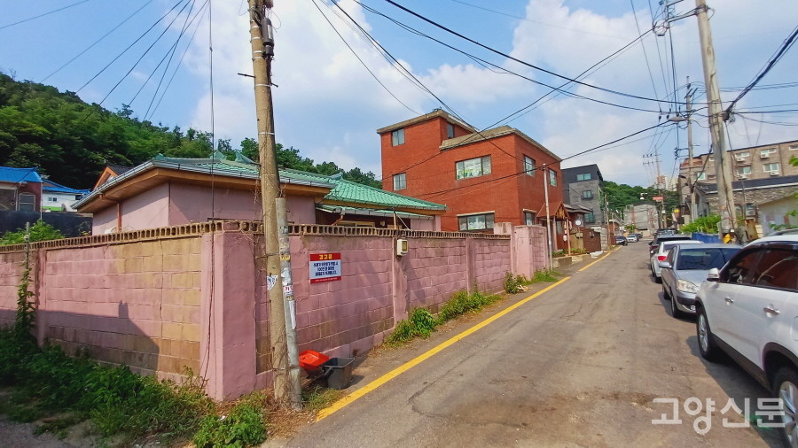 신도용사촌의 중심도로. 삼송주택이나 공무원주택과 달리 수평으로 이어진 길이다. 