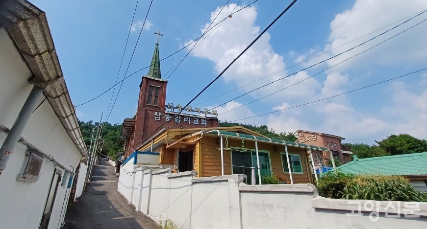 아래쪽 신도용사촌과 위쪽 공무원주택을 연결해주는 삼송감리교회 옆 오르막길. 