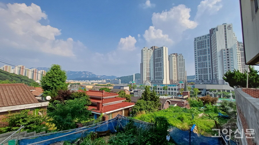공무원주택 초입에서 바라본 남쪽 풍경. 초고층 주상복합건물이 조망을 바꿔버렸다. 