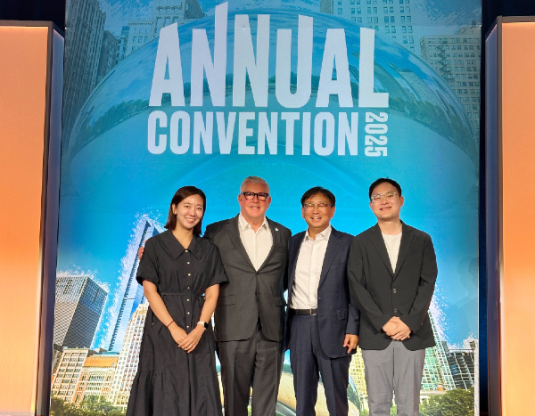 (왼쪽부터) 임지수 서울관광재단 과장, 돈 웰시 DI 회장, 이상열 고양컨벤션뷰로 사무국장, 김승환 서울관광재단 과장이 2025 DI 연례총회에서 기념촬영을 했다. [사진제공 = 고양컨벤션뷰로]