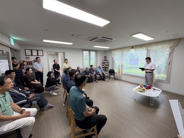 오재일 경로당 회장이 개소식 참석자들에게 인사말을 전하고 있다.