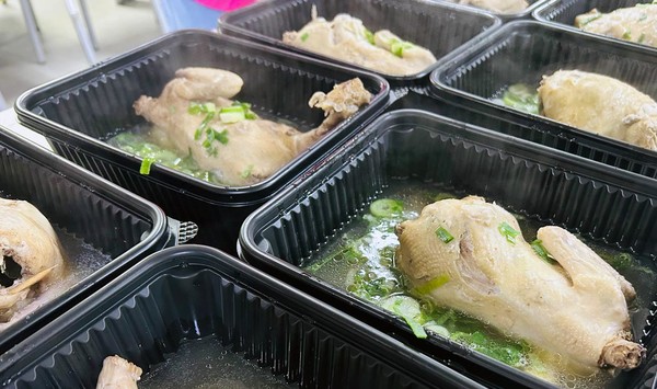 전달된 온정의 삼계탕.