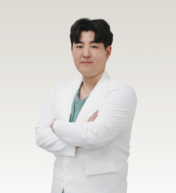 척추 전문 유용진 다병원 원장.