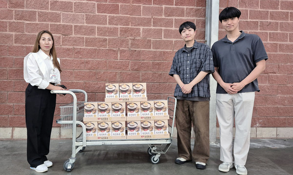 향동종합사회복지관이 지역 어르신들에게 삼계탕을 전달하며 건강을 기원하는 뜻깊은 나눔을 가졌다. 