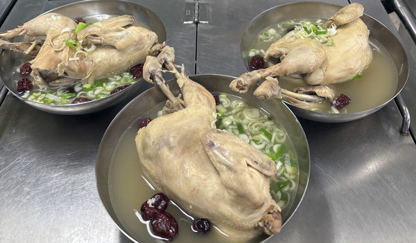 어르신들에게 전달된 삼계탕.