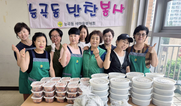 능곡동 새마을부녀회가 ‘사랑의 삼계탕 나눔’을 열고, 무더위에 지친 취약계층 이웃에 따뜻한 정도 전했다.