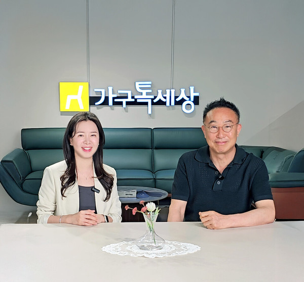 우제현(왼쪽) 가구톡세상 모델과 송도현 가구톡세상 대표. [사진=가구톡세상]