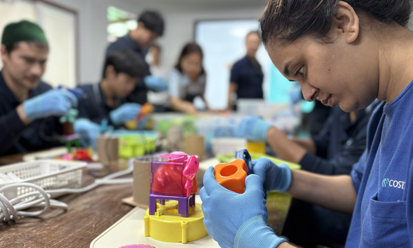 코스탈 직원과 참가자들이 직접 모은 폐플라스틱 장난감을 분해하고 업사이클링 활동을 체험하고 있다.