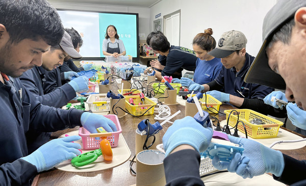 참가자들은 기후위기와 탄소중립 관련 교육을 수강한 후, 업사이클링 활동을 체험하고 있다.