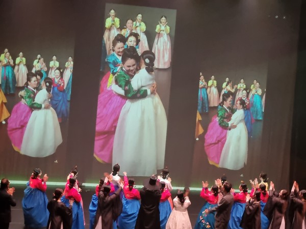 제30회 한밭국악전국대회 대통령상을 수상한 김정희 단장의 살풀이춤.