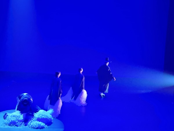 푸리에서 저승사자를 연기하는 오재익 기획가 