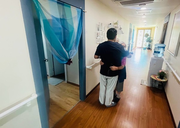 이호준 원장을 아들처럼 안아주는 어르신들