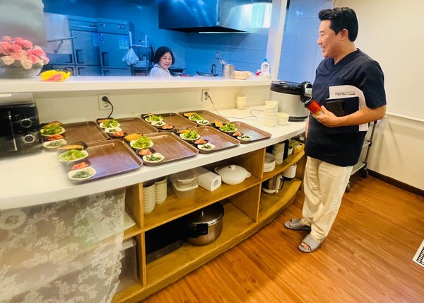 식사시간 전 메뉴를 점검하고 있다. 