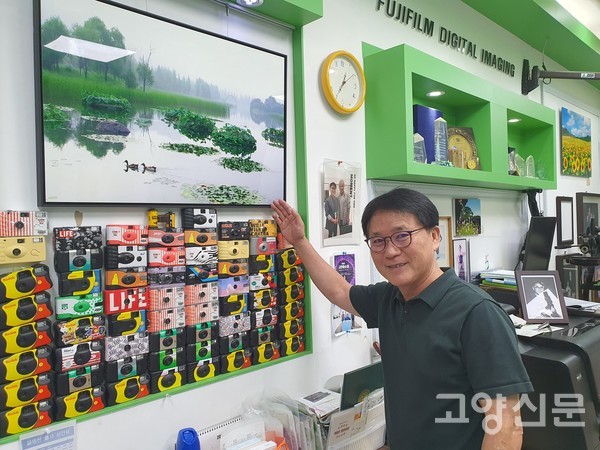 5년 동안 매일 새벽마다 일산호수공원 자연학습원 연꽃군락을 촬영했는데, 그 사진 중 하나가 2011년 고양시 8경에 쓰였다. 스튜디오에도 그 사진이 걸려있다.