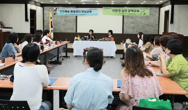 수료식 현장에는 교육생들이 이야기를 나누고 있다.